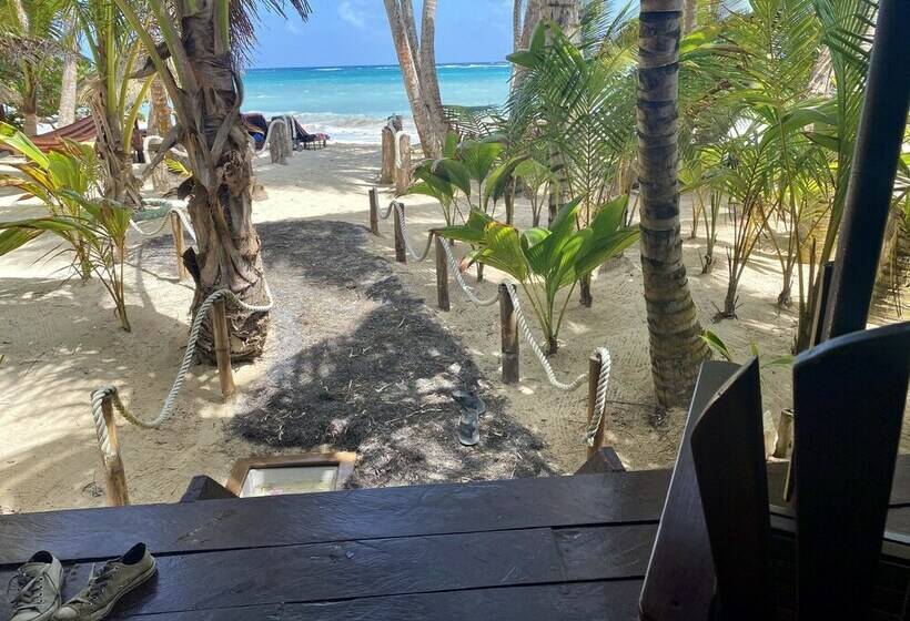 קוטג' דלוקס, Little Corn Beach And Bungalow