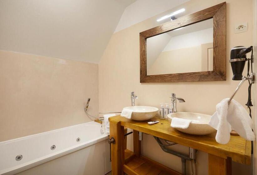 חדר לארבעה סטנדרטי עם נוף לגינה, Domaine De Bersaillin