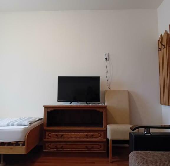 غرفة قياسية ثلاثية حمام مشترك, Bio Pension   Bio Panzio   Pensiunea Bio