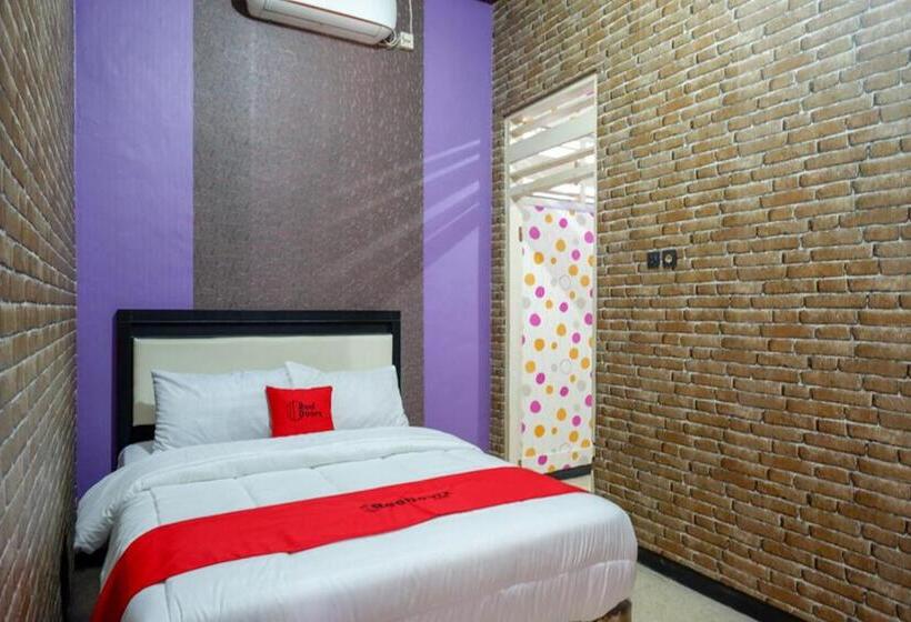 Семейный Номер, Reddoorz Near Stasiun Kebumen