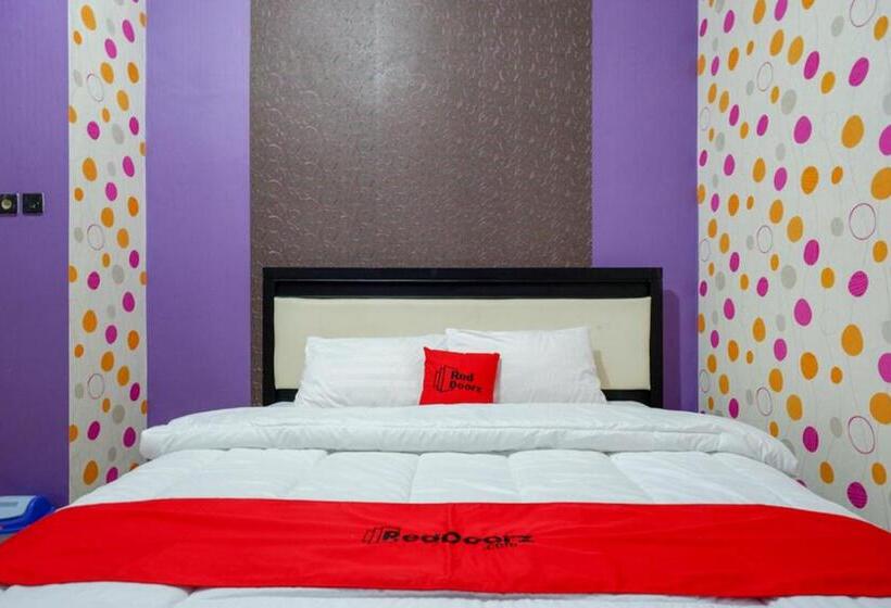 Семейный Номер, Reddoorz Near Stasiun Kebumen