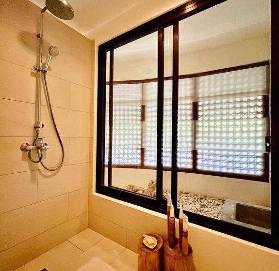 اتاق لوکس با تخت بزرگ, Amun Ini Beach Resort & Spa