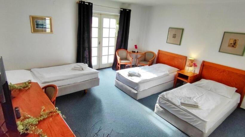 חדר סטנדרט לשלושה עם חדר אמבטיה משוף, Magnolia