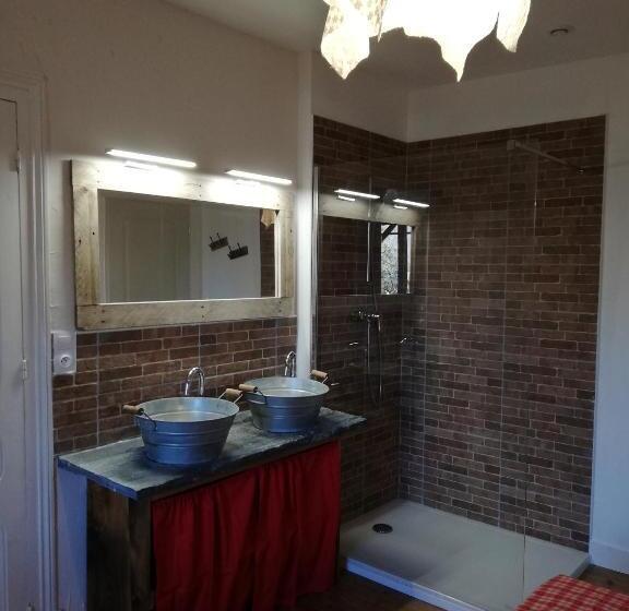 غرفة عائلية مطلّة علي الجبل, Le Domaine Des 3 Marmottes Chambres D Hôtes