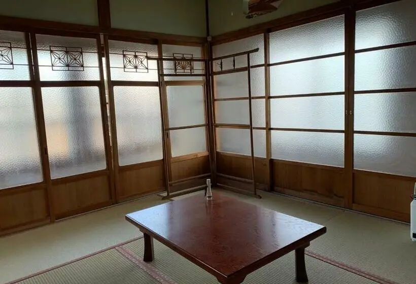 バスルーム共有のトリプルスタンダード, Guest Cafe Kuchikumano