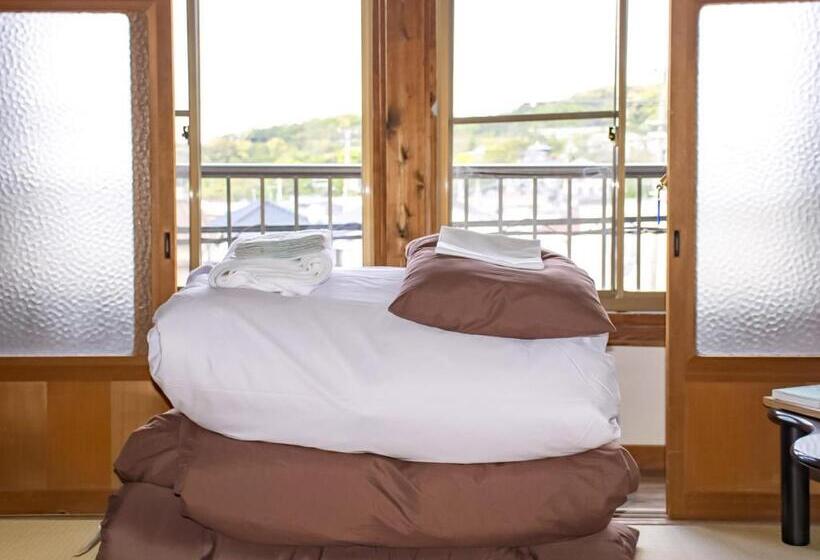 חדר סטנדרט לשלושה עם חדר אמבטיה משוף, Guest Cafe Kuchikumano