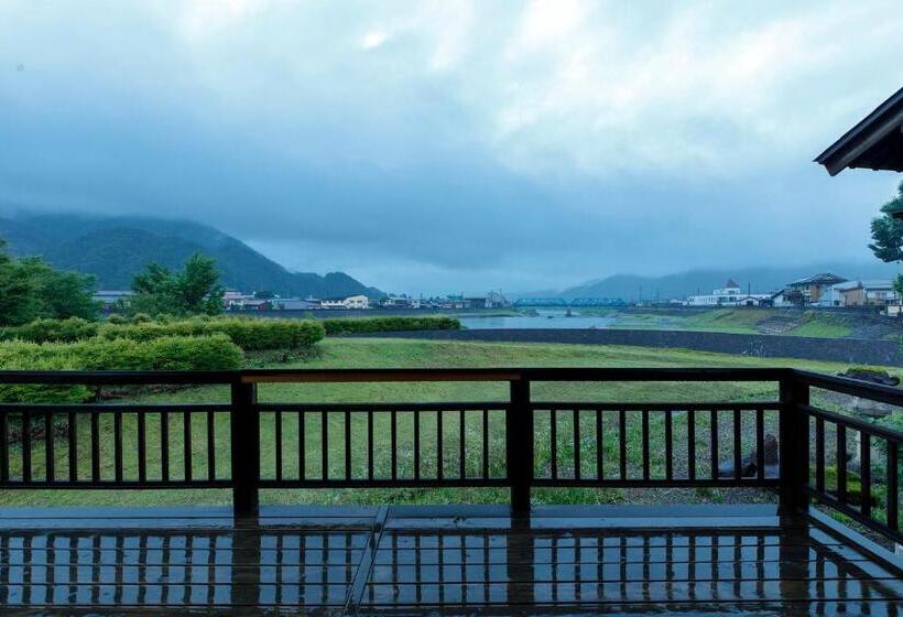 חדר משפחתי, Busuitei