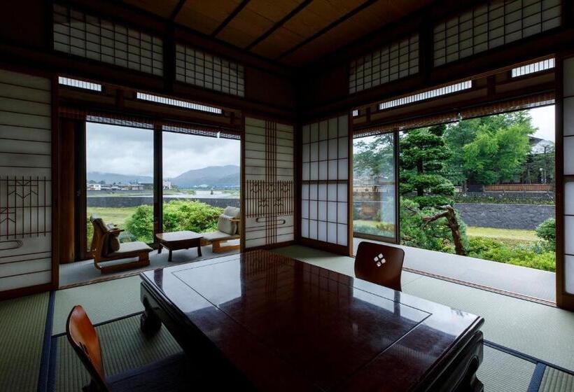 Family Suite, Busuitei
