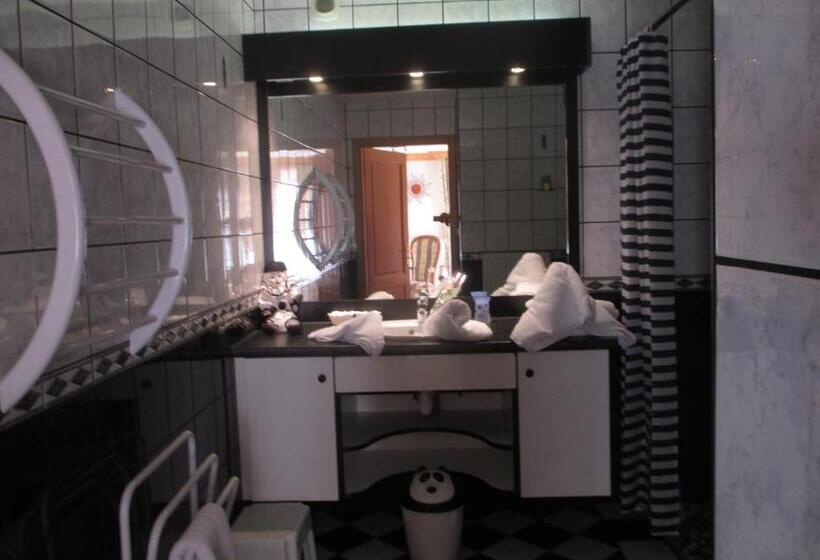 חדר משפחתי נוף לגינה, Maison D Hôtes La Cerisaie