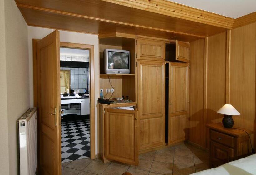 חדר משפחתי נוף לגינה, Maison D Hôtes La Cerisaie