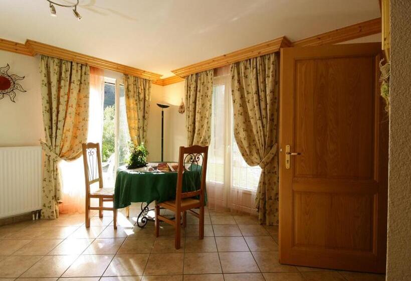 חדר משפחתי נוף לגינה, Maison D Hôtes La Cerisaie