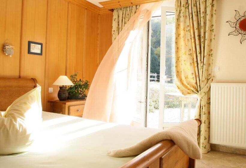 חדר משפחתי נוף לגינה, Maison D Hôtes La Cerisaie