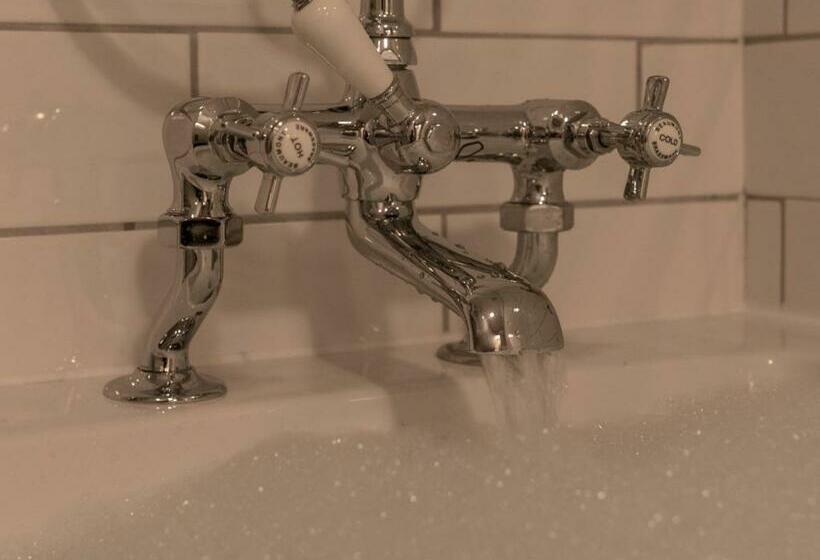 스탠다드 룸, The Lion Pub & Grill