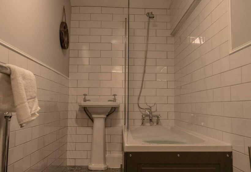 스탠다드 룸, The Lion Pub & Grill