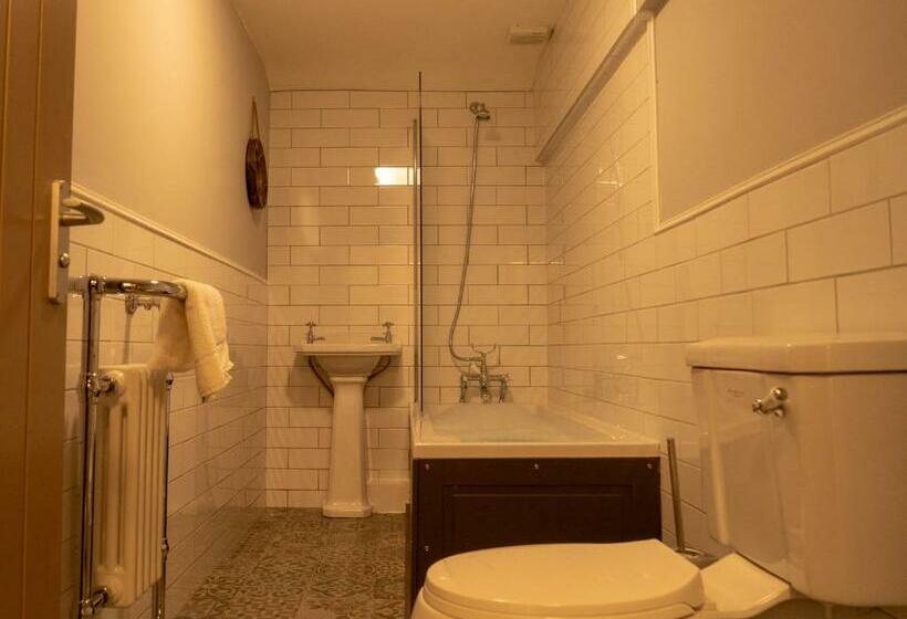 스탠다드 룸, The Lion Pub & Grill