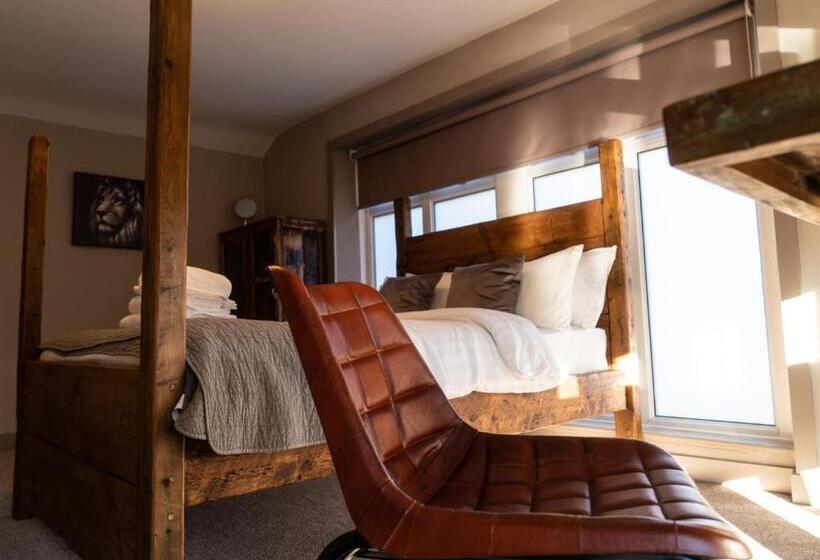 스탠다드 룸, The Lion Pub & Grill