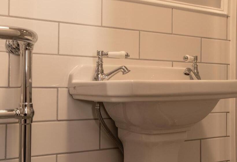 스탠다드 룸, The Lion Pub & Grill