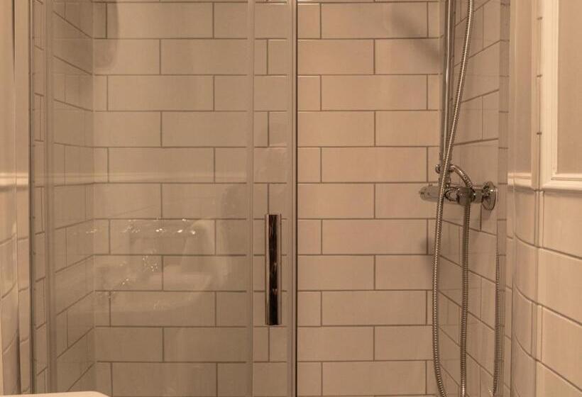 스탠다드 룸, The Lion Pub & Grill