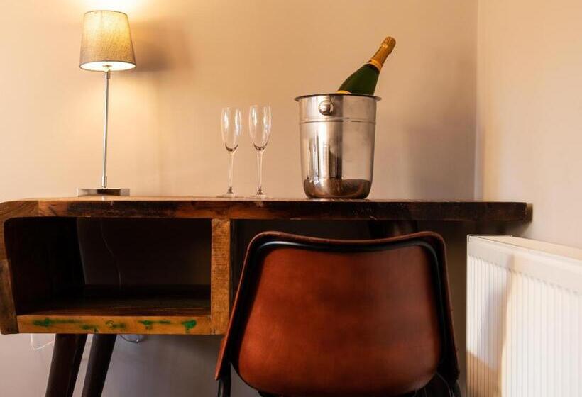 스탠다드 룸, The Lion Pub & Grill