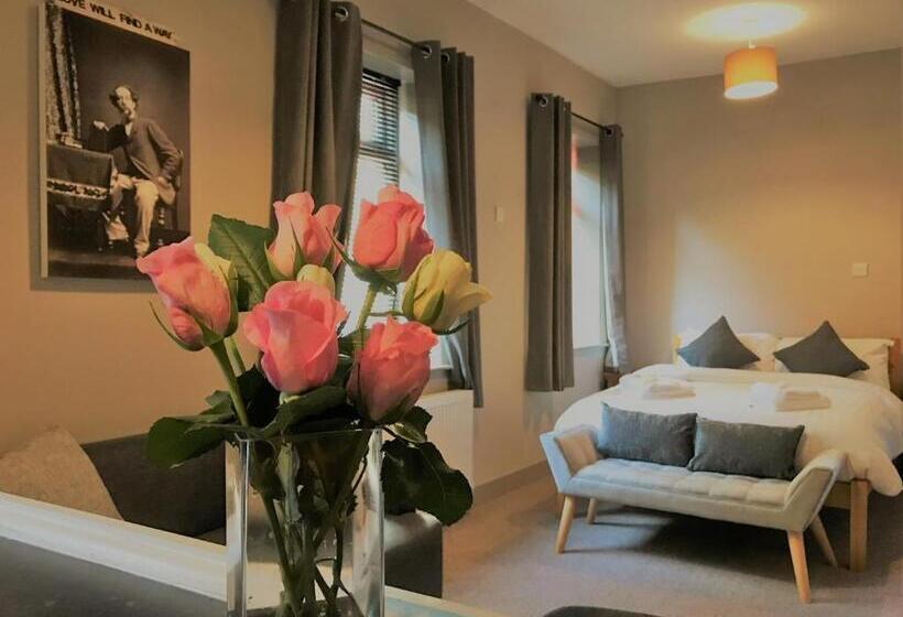 침실 1개 아파트, The Lion Pub & Grill