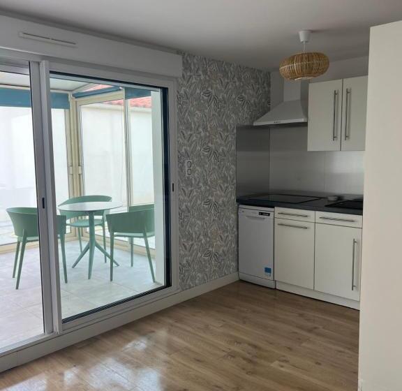 جناح جونيور عائلى, Aux Rochers De L Ocean