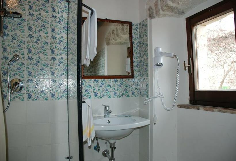 חדר אקונומי, Rifugio Della Rocca