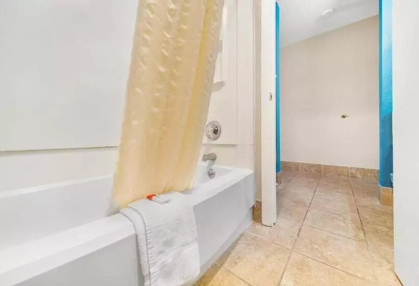 اتاق استاندارد با تخت بزرگ, Baymont By Wyndham Muncie Near Ball State University