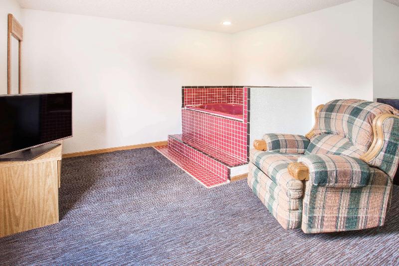 キングサイズベッドのスイートルーム, Super 8 By Wyndham Monmouth Il