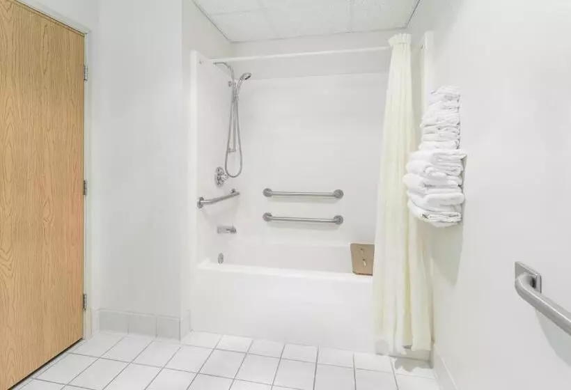 身障者適用キングサイズベッドルーム, Americinn By Wyndham Eagle River Downtown