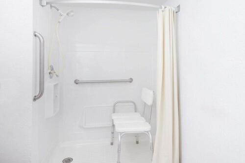 غرفة قياسية سرير كينج, Super 8 By Wyndham Newcomerstown