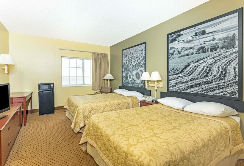 带2个双人床的标准工作室, Super 8 By Wyndham Osage