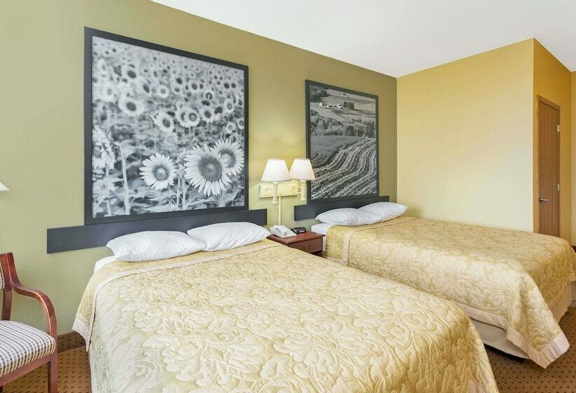 带2个双人床的标准工作室, Super 8 By Wyndham Osage