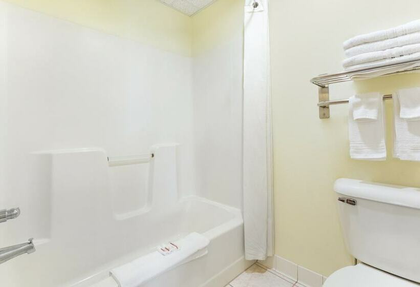 带2个双人床的标准工作室, Super 8 By Wyndham Osage