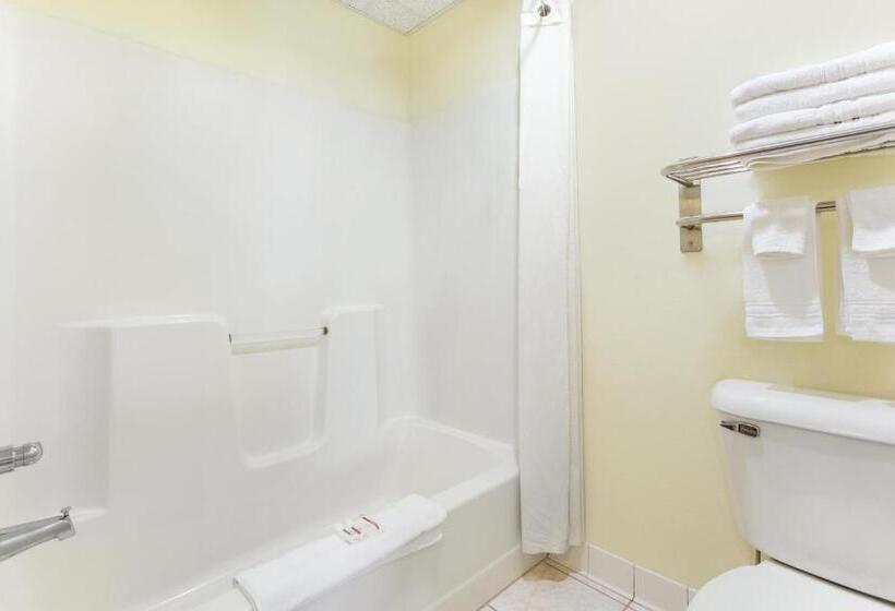 带2个双人床的标准工作室, Super 8 By Wyndham Osage