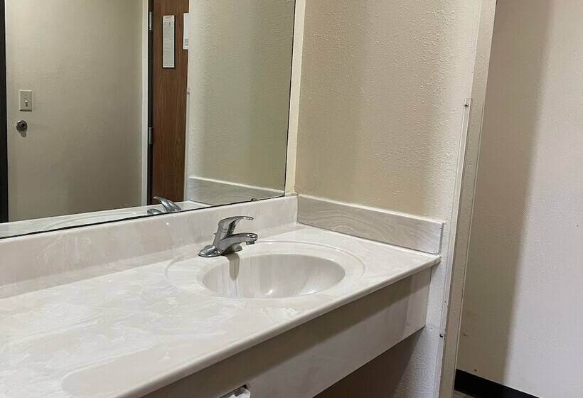 جناح, Super 8 By Wyndham Pevely