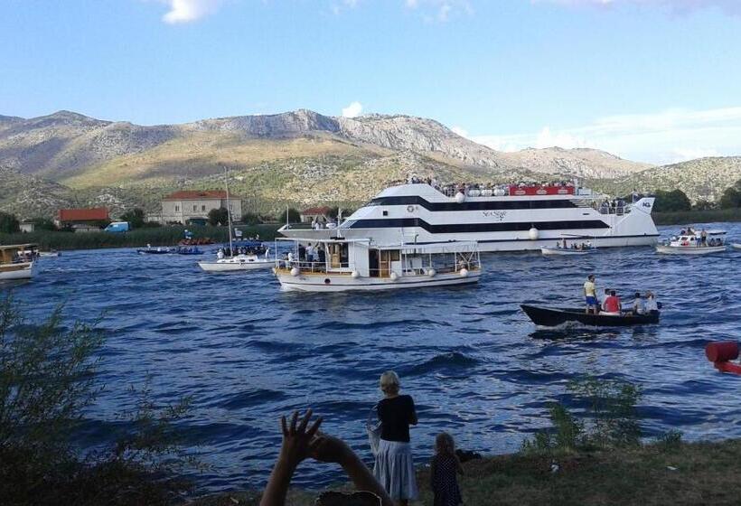 חדר סטנדרט לשלושה עם מרפסת, Guest House Fosa