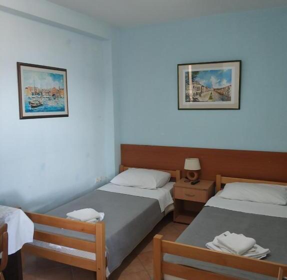 חדר סטנדרט לשלושה עם מרפסת, Guest House Fosa