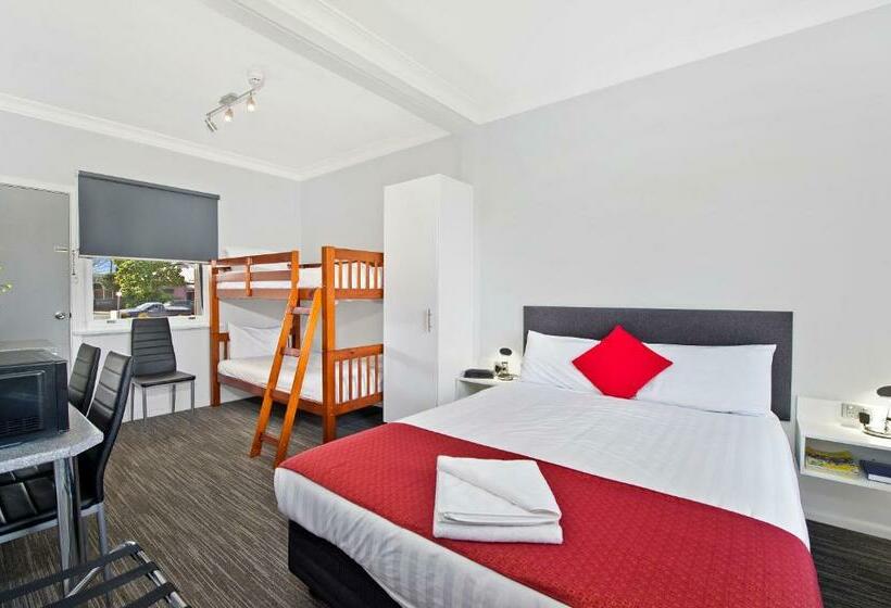 חדר משפחתי, The Wauchope Motel