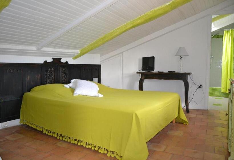 Habitación Estándar Abuhardillada, Maison Saint Louis Avec Jacuzzi