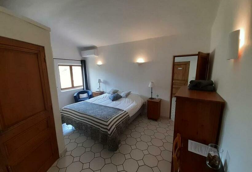 חדר משפחתי, Le Vieux Platane