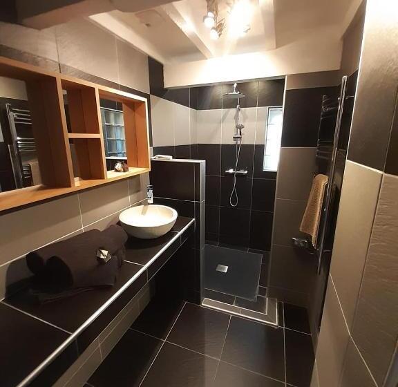 חדר משפחתי, Le Vieux Platane