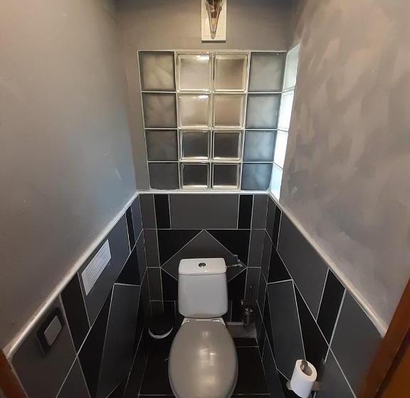 חדר משפחתי, Le Vieux Platane