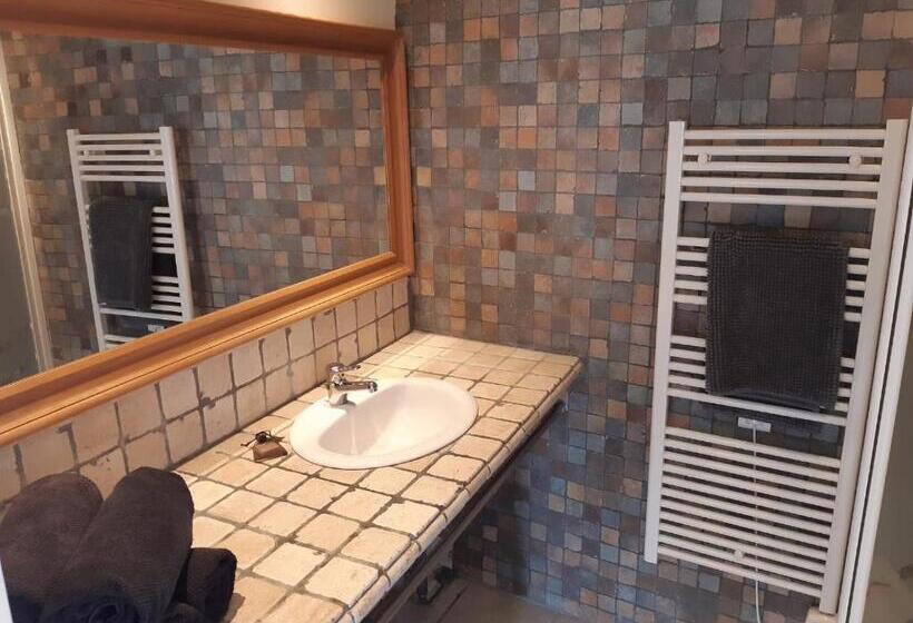 חדר משפחתי, Le Vieux Platane