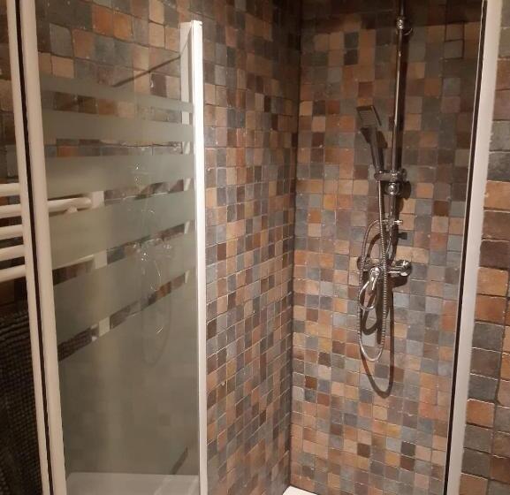 חדר משפחתי, Le Vieux Platane