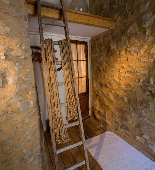 家庭间, Le Jas De Péguier