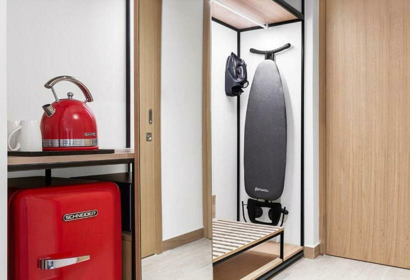 اتاق استاندارد با تخت بزرگ, Hampton By Hilton Marjan Island