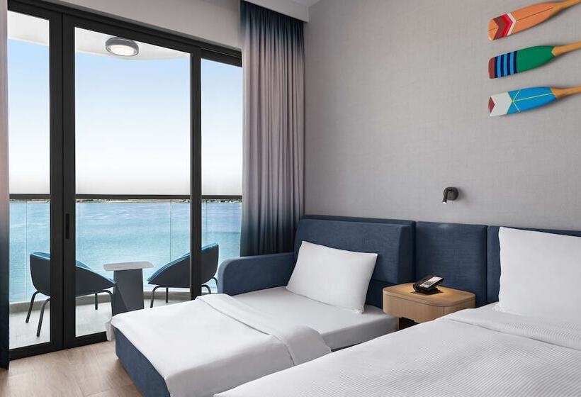 اتاق خانوادگی تودرتو, Hampton By Hilton Marjan Island