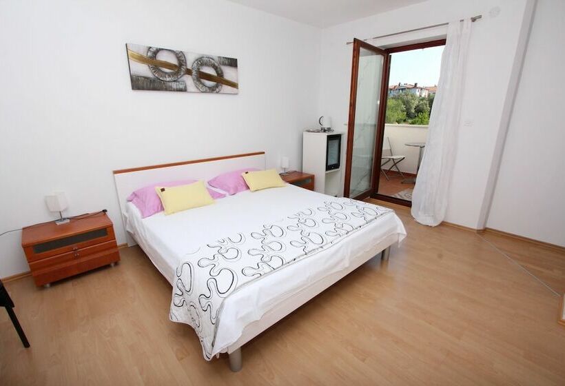 غرفة قياسية مزوَّدة بشُرفة, Rooms And Apartment Luana