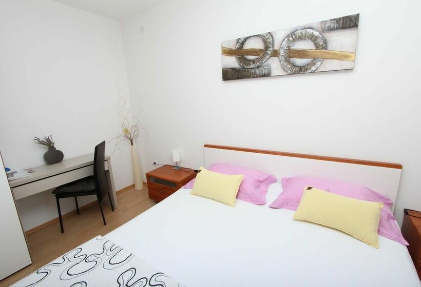 غرفة قياسية مزوَّدة بشُرفة, Rooms And Apartment Luana