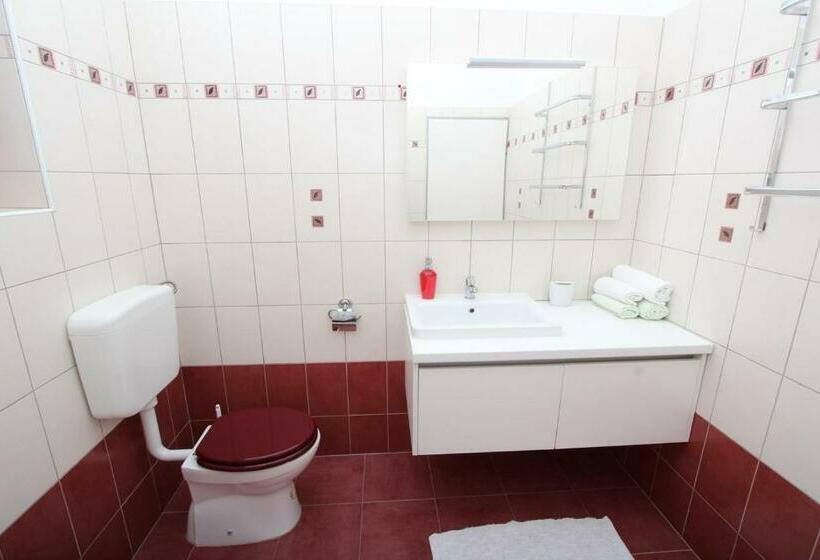 غرفة قياسية مزوَّدة بشُرفة, Rooms And Apartment Luana